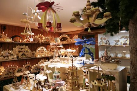 erzgebirgischer weihnachtsmarkt schwibbögen