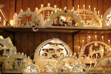 erzgebirgischer weihnachtsmarkt schwibbögen