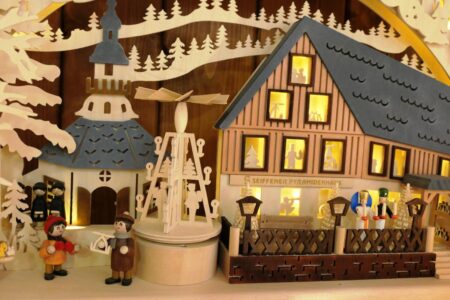 erzgebirgischer weihnachtsmarkt pyramide aus holz