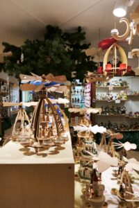 erzgebirgischer weihnachtsmarkt weihnachtspyramiden im laden