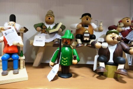 erzgebirgischer weihnachtsmarkt räuchermännchen