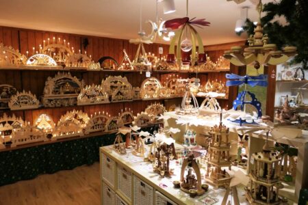 erzgebirgischer weihnachtsmarkt schwibbögen und pyramiden