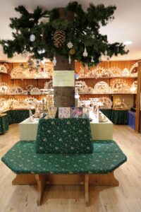 erzgebirgischer weihnachtsmarkt sitzbank im laden