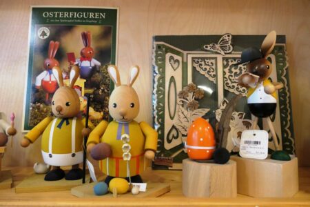 erzgebirgischer weihnachtsmarkt osterhasen aus holz