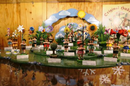 erzgebirgischer weihnachtsmarkt bunte kleine figuren