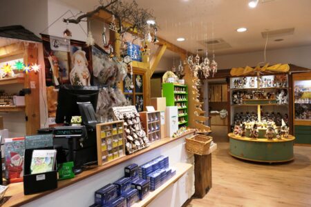 erzgebirgischer weihnachtsmarkt innenpanorame mit kassentisch und regalen