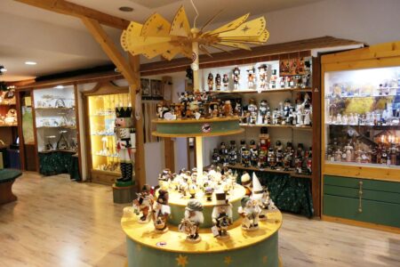 erzgebirgischer weihnachtsmarkt innenansicht mit nussknackern