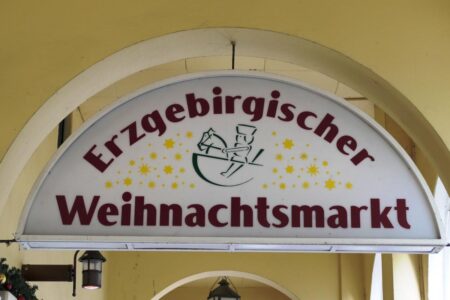 erzgebirgischer weihnachtsmarkt leuchtwerbung mit schriftzug aussen