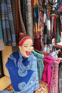 kashmir boutique lachende figur mit einem tuch