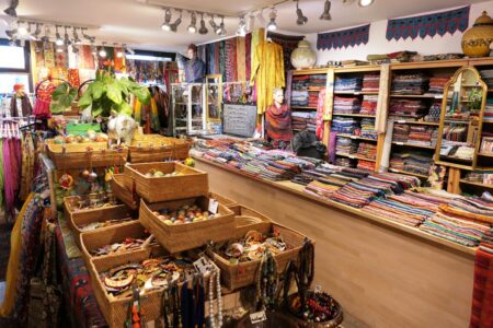 kashmir boutique innenansicht des ladens mit vielen bunten schals