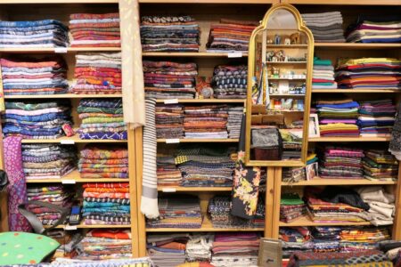 kashmir boutique bunte schals im regal