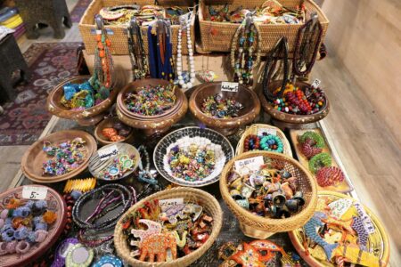 kashmir boutique modeschmuck und bunte anhänger