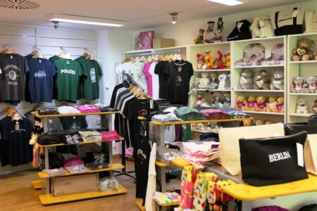 kleines maerchen waren im regal taschen und shirts
