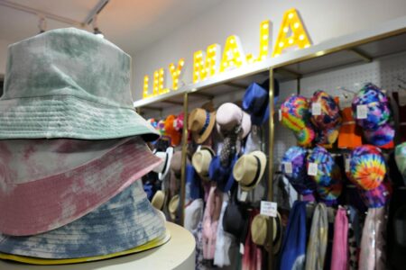 lily maja viele bunte hüte