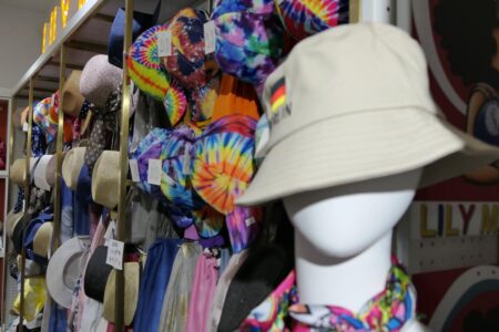 lily maja viele bunte hüte