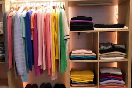 mongolian green labels textilien im ladenregal