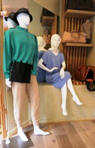 mongolian green labels wollkleidung auf schaufensterpuppen