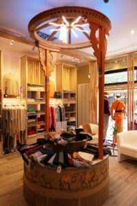 mongolian green labels rundes holzregal mit waren