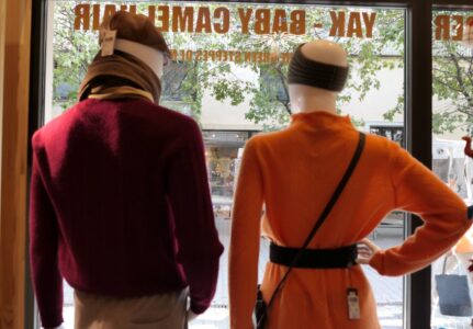 mongolian green labels schaufensterpuppen von innen