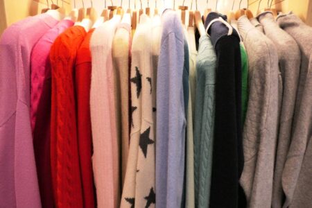 mongolian green labels wollpullover auf kleiderbügeln