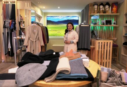 mongolian green labels verkäuferin im geschäft