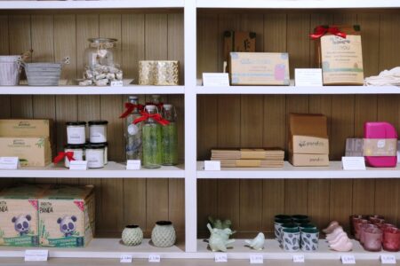 sauberkunst produkte im regal