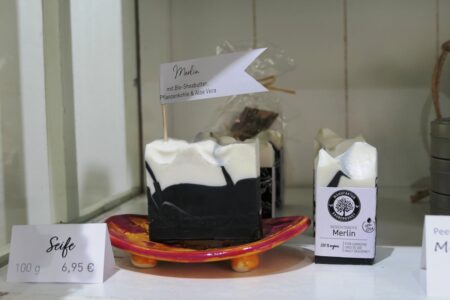 sauberkunst seifen schwarzweiss mit preisschild