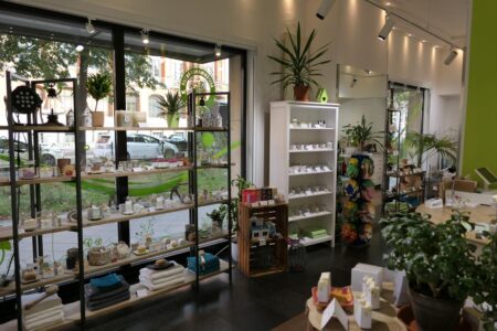 sauberkunst innenansicht des ladens mit regalen