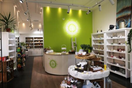 sauberkunst innenansicht mit grüner wand und kassentisch