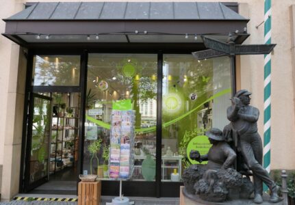 sauberkunst aussenaufnahme des ladens mit bronzefigur