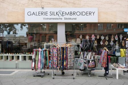 vietnamesische stickkunst waren vor dem laden