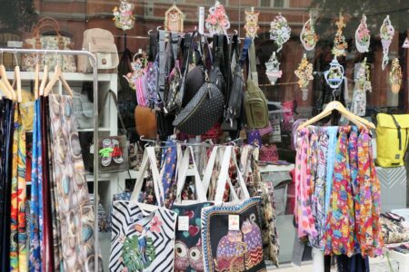 vietnamesische stickkunst taschen und bunte tücher