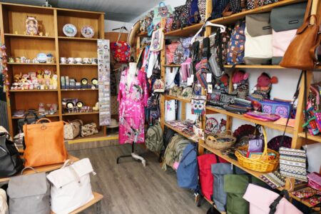 vietnamesische stickkunst waren und taschen im regal