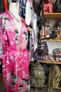 vietnamesische stickkunst bunter seidenmantel