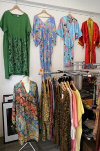 vietnamesische stickkunst bunten kleidung