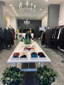 valeri mode panoramaaufnahme des ladens mit warendeko