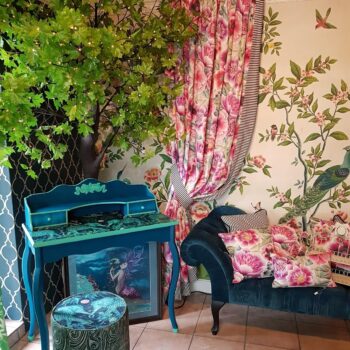 fröhlich wohnen kleiner tisch und couch als dekoration