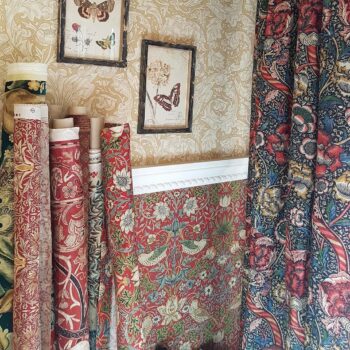 fröhlich wohnen stoffrollen vor einer dekorierten wand