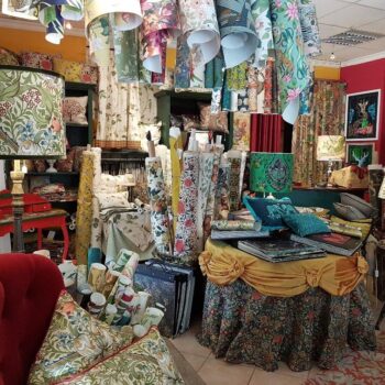 fröhlich wohnen viele bunte tapetenrollen