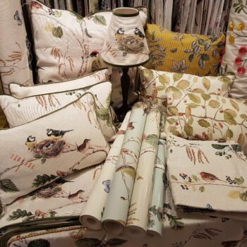 fröhlich wohnen tapeten kissen und eine lampe