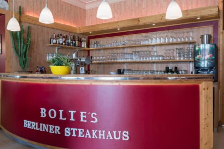 boltes tresen mit schriftzug