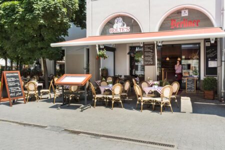 boltes gedeckte tische im aussenbereich