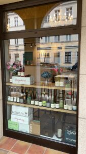 vinothek weinflaschen im schaufenster