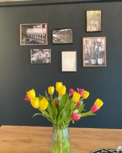 vinothek dekoration mit bildern und tulpenstrauss