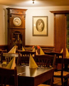 gasthaus mutter hoppe gastraum mit holzmobiliar
