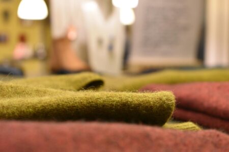 pramo grüne und braune schals