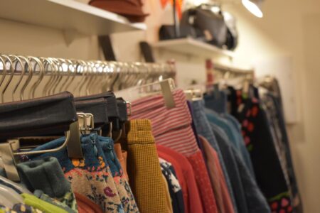 pramo boutique von innen mit bekleidung auf bügeln