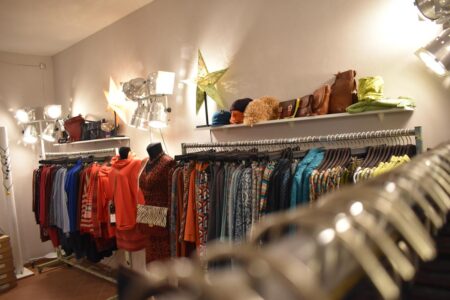 pramo boutique von innen mit bekleidung auf bügeln