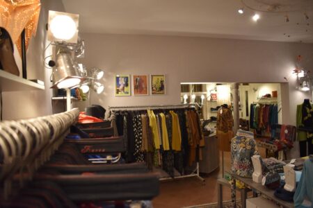 pramo boutique von innen mit bekleidung auf bügeln