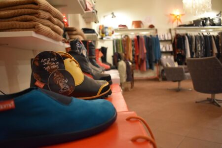 pramo schuhe und stiefel im regal